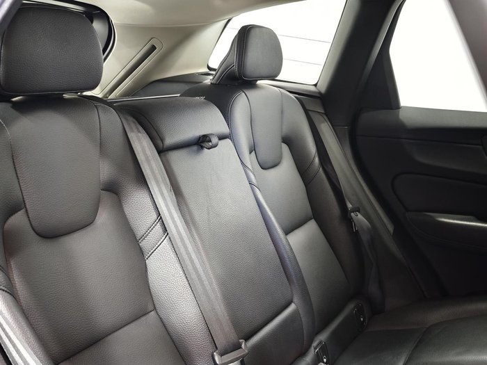 2021 Volvo XC60 B5 Momentum