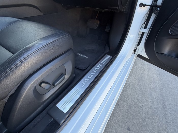 2014 Jaguar XF Premium Luxury