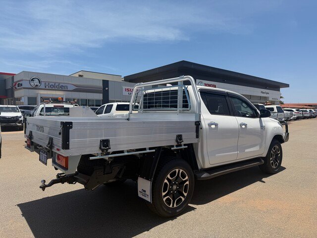 2021 Toyota Hilux HILUX 4x4 2.8L DSL D/C/C 6AT SR5 2U76950 001 Glacier White