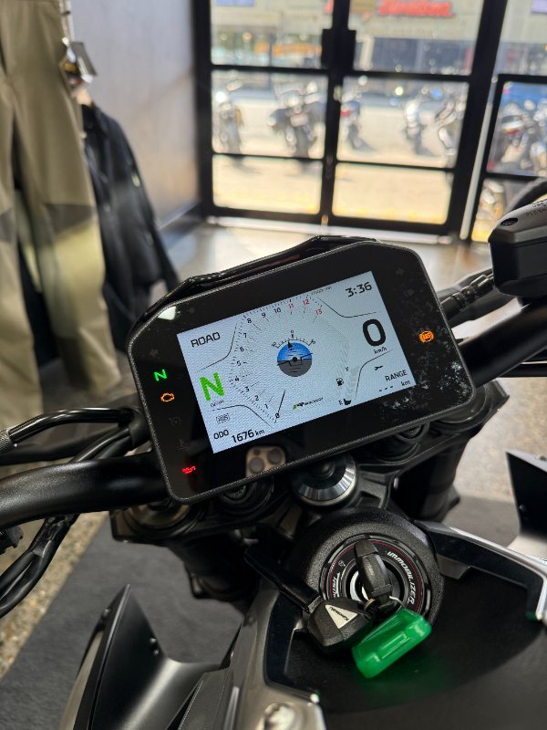 2025 Kawasaki Z900 (ZR900) Silver/Black