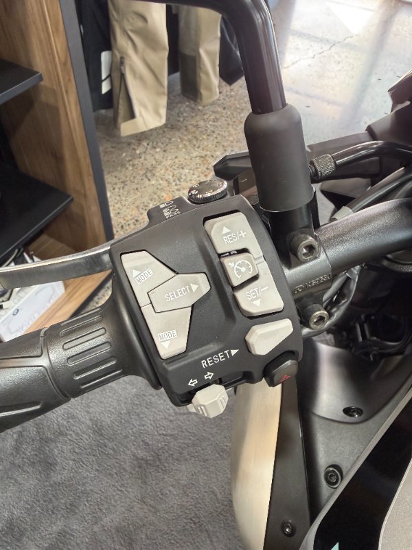 2025 Kawasaki Z900 (ZR900) Silver/Black