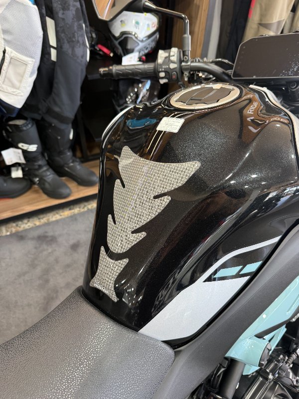 2025 Kawasaki Z900 (ZR900) Silver/Black