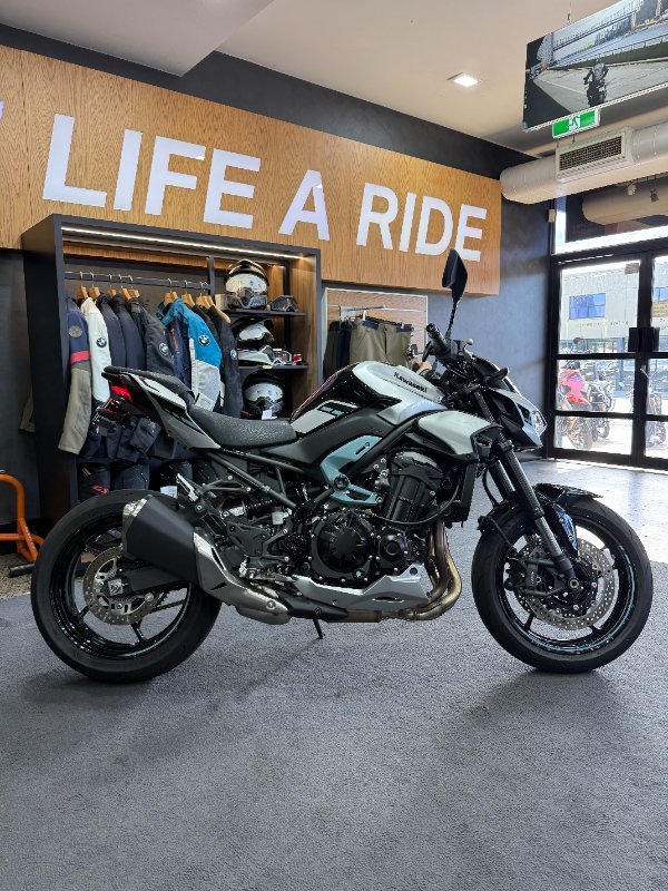 2025 Kawasaki Z900 (ZR900) Silver/Black