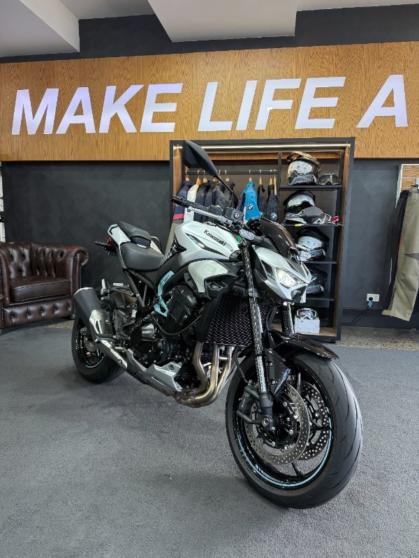 2025 Kawasaki Z900 (ZR900) Silver/Black