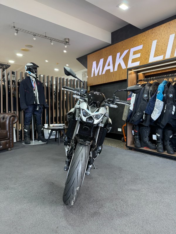 2025 Kawasaki Z900 (ZR900) Silver/Black