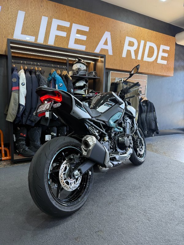 2025 Kawasaki Z900 (ZR900) Silver/Black