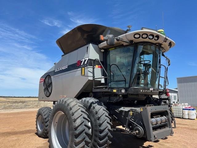 2013 Gleaner S77 Harvester & 40' Dynaflex 9250 Front