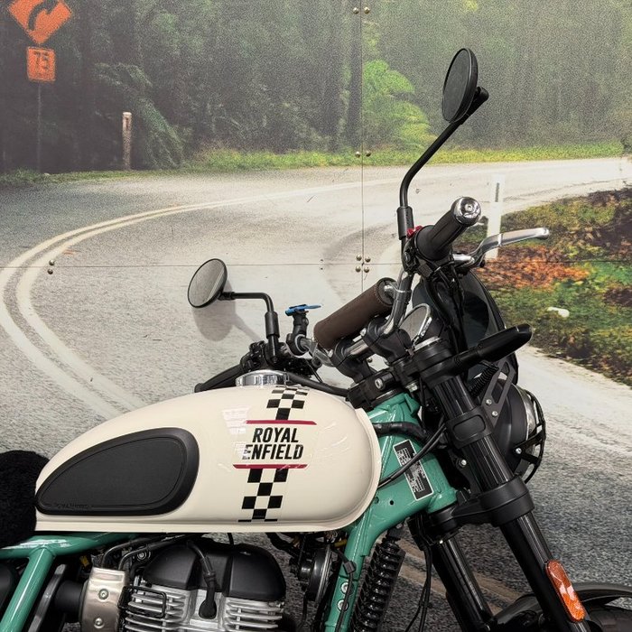 2025 Royal Enfield 2025 650CC INTERCEPTOR BEAR 650 Road White