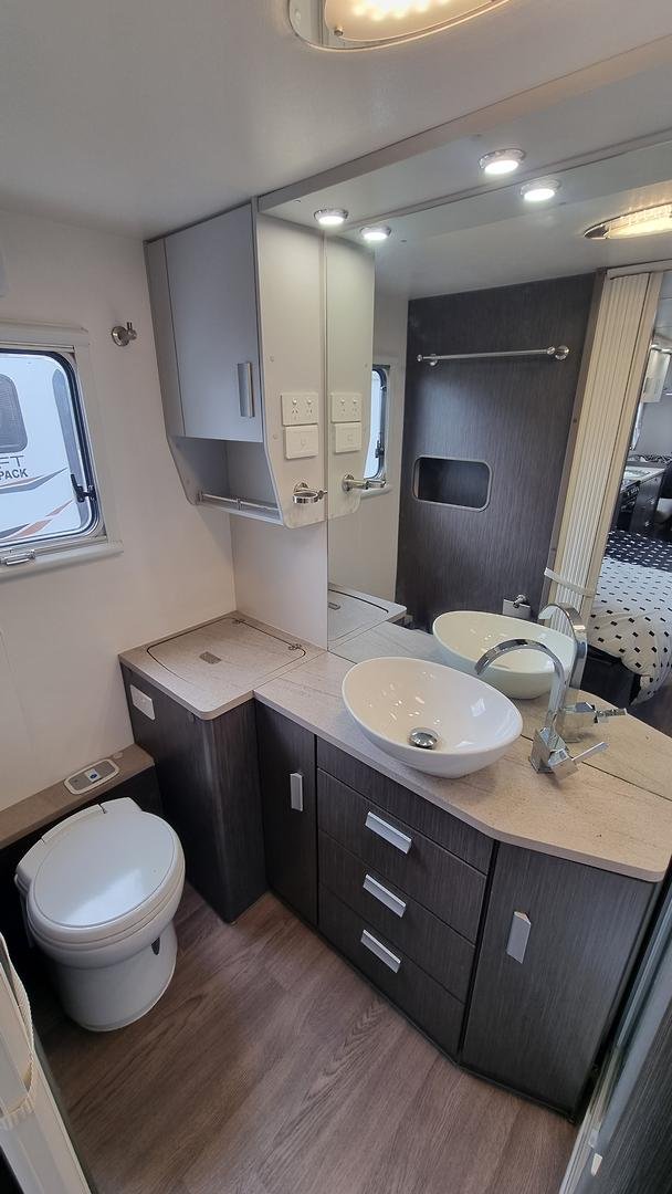 2018 Jayco Journey Slide-Out 21.66-3