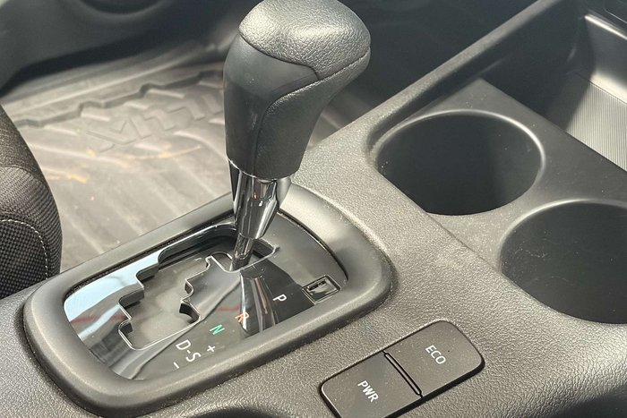 2025 Toyota Hilux SR