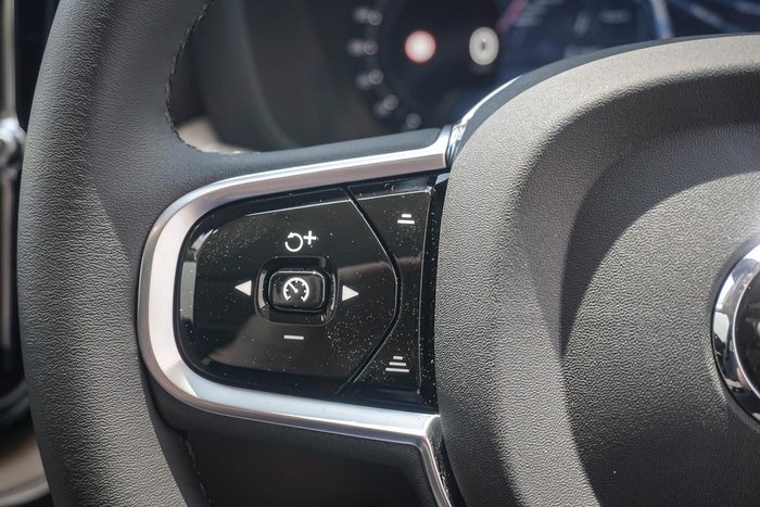 2025 Volvo XC60 Plus B5 Bright