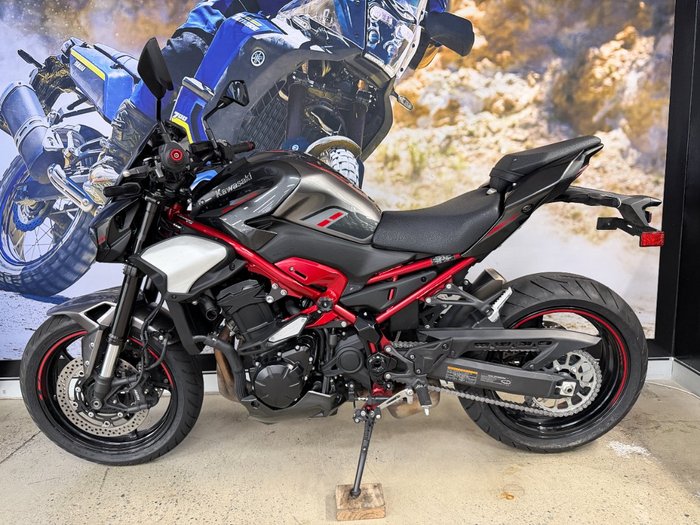 2025 Kawasaki Z900 (ZR900) Grey