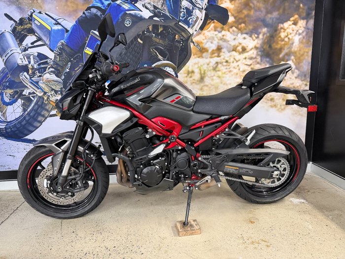 2025 Kawasaki Z900 (ZR900) Grey