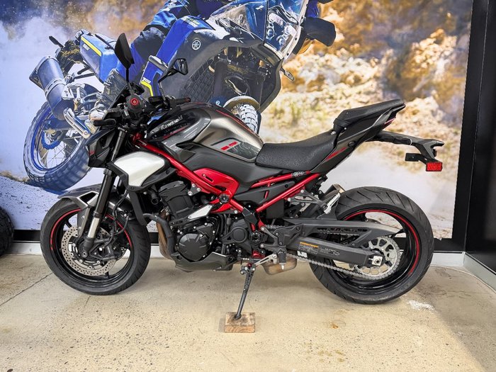 2025 Kawasaki Z900 (ZR900) Grey