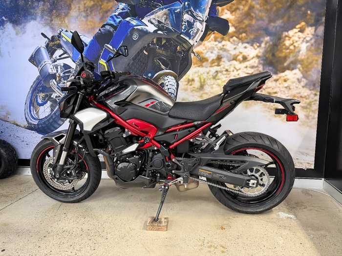 2025 Kawasaki Z900 (ZR900) Grey