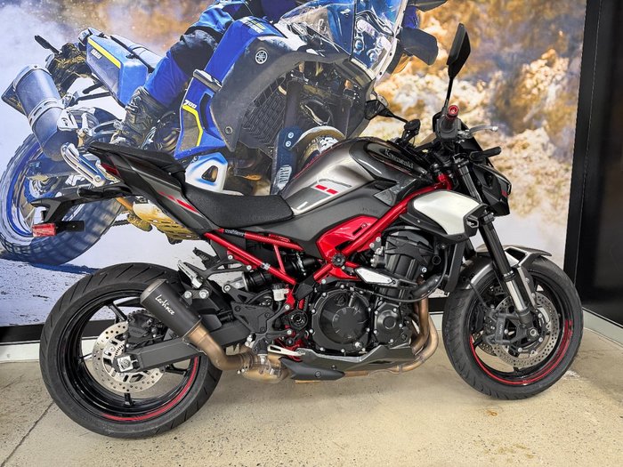 2025 Kawasaki Z900 (ZR900) Grey