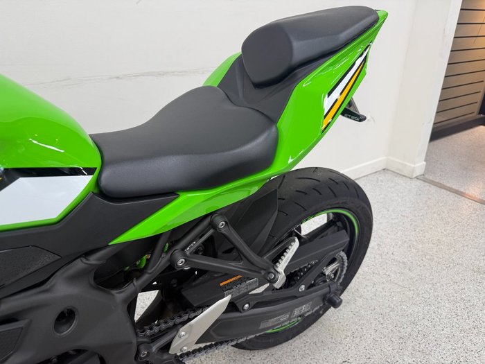 2025 Kawasaki NINJA 400 ZX-4RR KRT Green