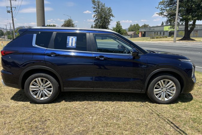 2024 MITSUBISHI OUTLANDER LS 7 SEAT (2WD)