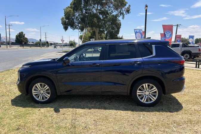 2024 MITSUBISHI OUTLANDER LS 7 SEAT (2WD)