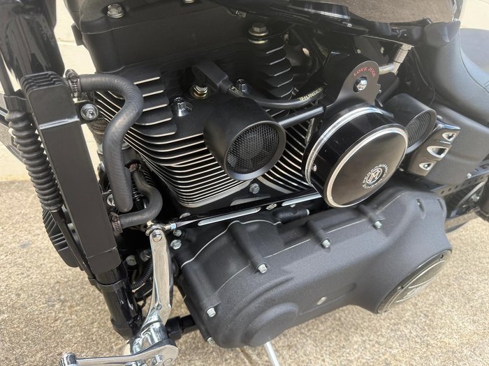 2010 Harley-Davidson Dyna Street Bob 96 (FXDB) Dyna Black