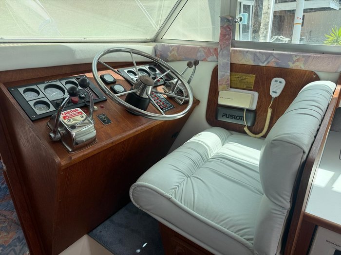 1996 Caribbean 28 FLYBRIDGE CRUISER
