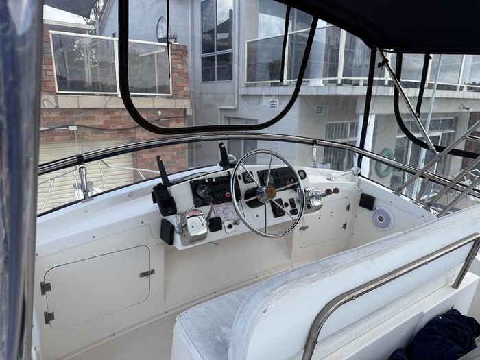 1996 Caribbean 28 FLYBRIDGE CRUISER