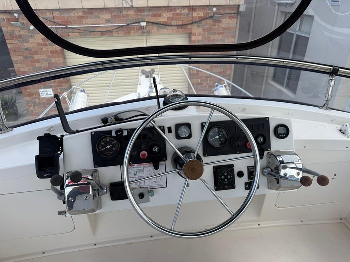 1996 Caribbean 28 FLYBRIDGE CRUISER