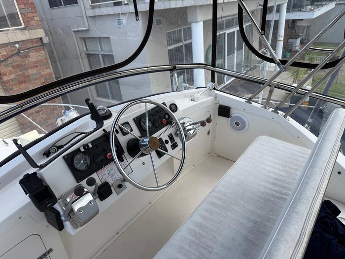 1996 Caribbean 28 FLYBRIDGE CRUISER