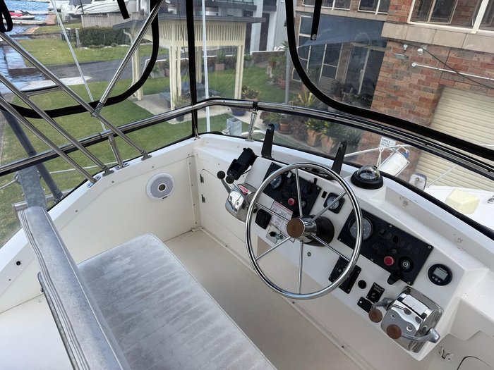 1996 Caribbean 28 FLYBRIDGE CRUISER