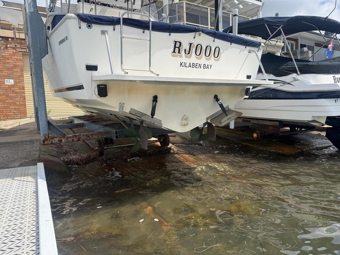 1996 Caribbean 28 FLYBRIDGE CRUISER