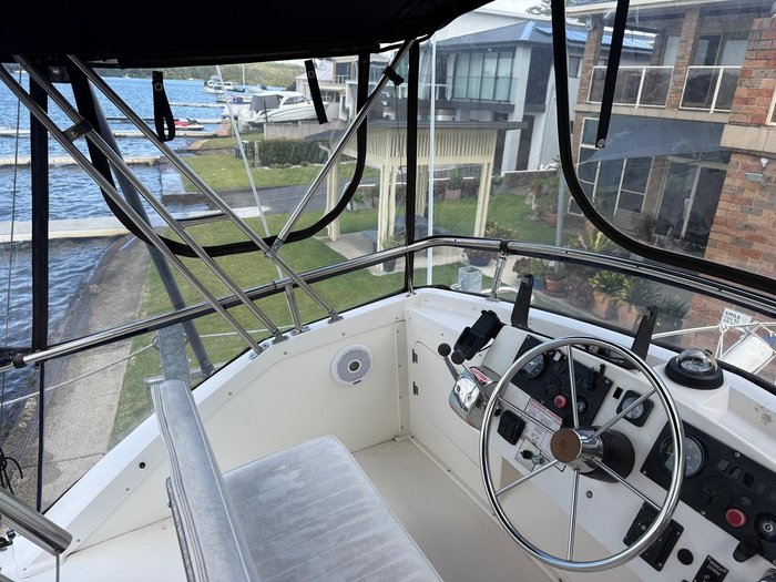 1996 Caribbean 28 FLYBRIDGE CRUISER