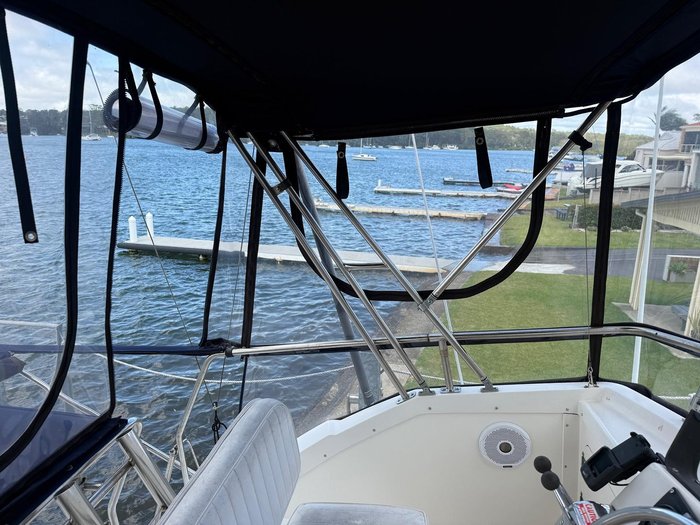 1996 Caribbean 28 FLYBRIDGE CRUISER