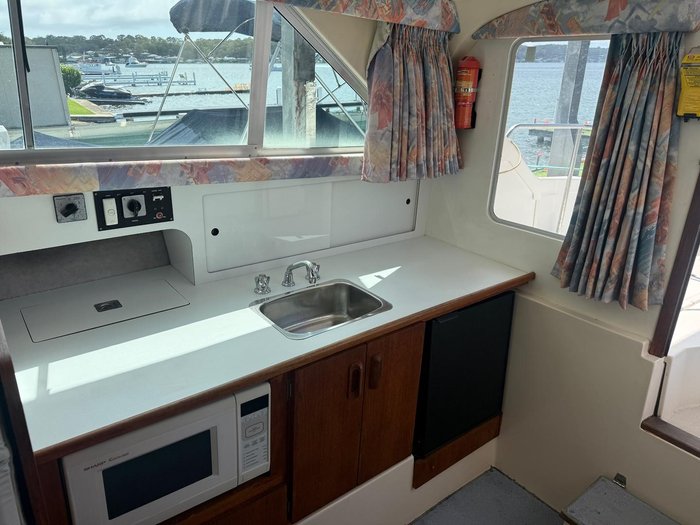 1996 Caribbean 28 FLYBRIDGE CRUISER