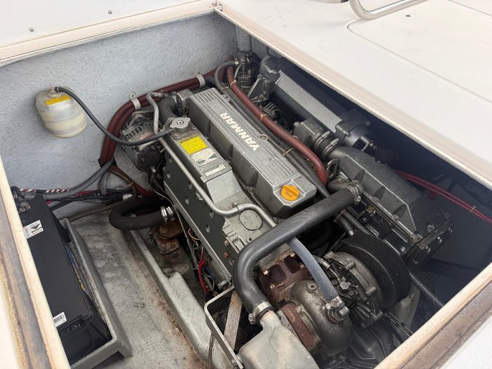 1996 Caribbean 28 FLYBRIDGE CRUISER