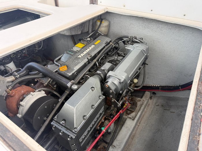 1996 Caribbean 28 FLYBRIDGE CRUISER