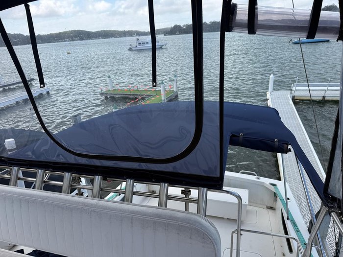 1996 Caribbean 28 FLYBRIDGE CRUISER