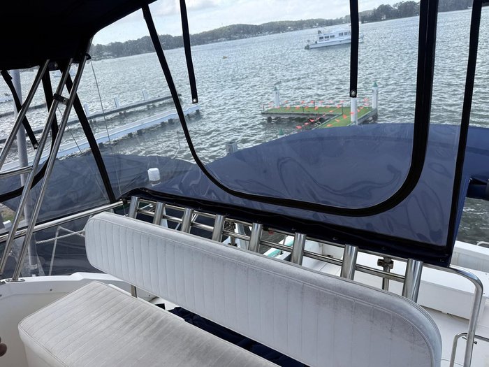 1996 Caribbean 28 FLYBRIDGE CRUISER