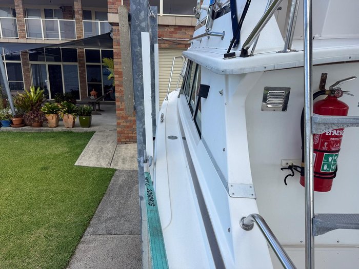 1996 Caribbean 28 FLYBRIDGE CRUISER