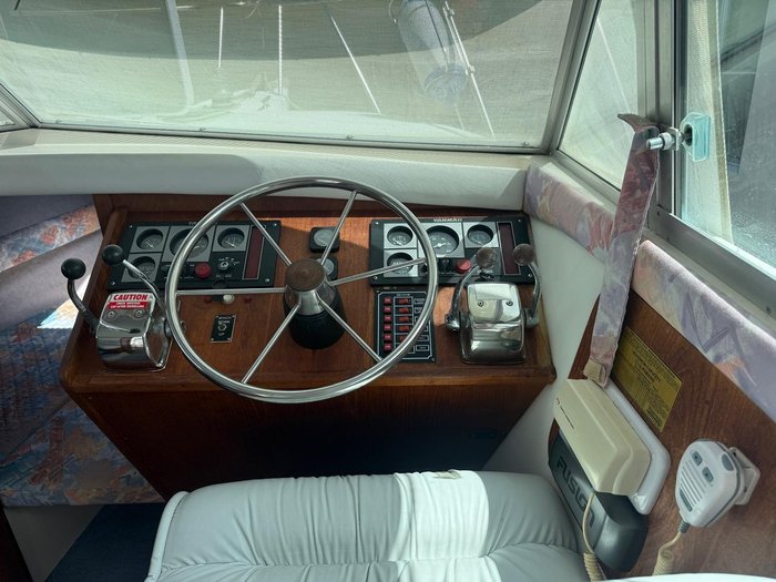 1996 Caribbean 28 FLYBRIDGE CRUISER