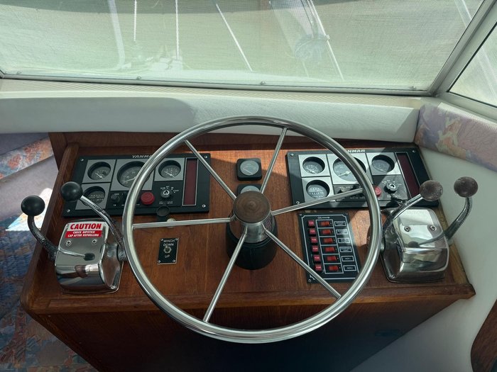 1996 Caribbean 28 FLYBRIDGE CRUISER