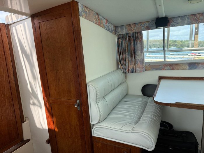 1996 Caribbean 28 FLYBRIDGE CRUISER