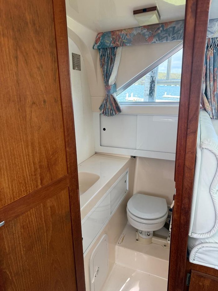 1996 Caribbean 28 FLYBRIDGE CRUISER