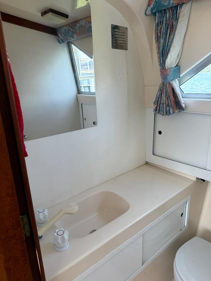 1996 Caribbean 28 FLYBRIDGE CRUISER