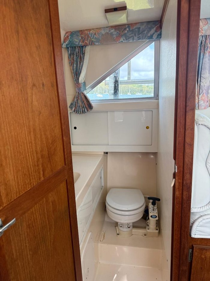 1996 Caribbean 28 FLYBRIDGE CRUISER