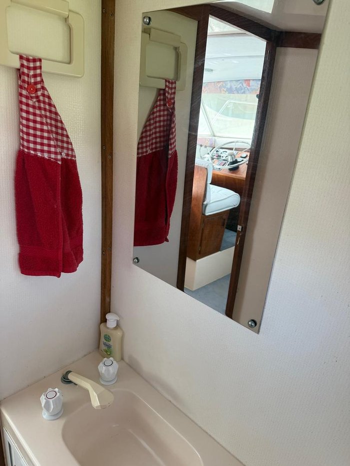 1996 Caribbean 28 FLYBRIDGE CRUISER