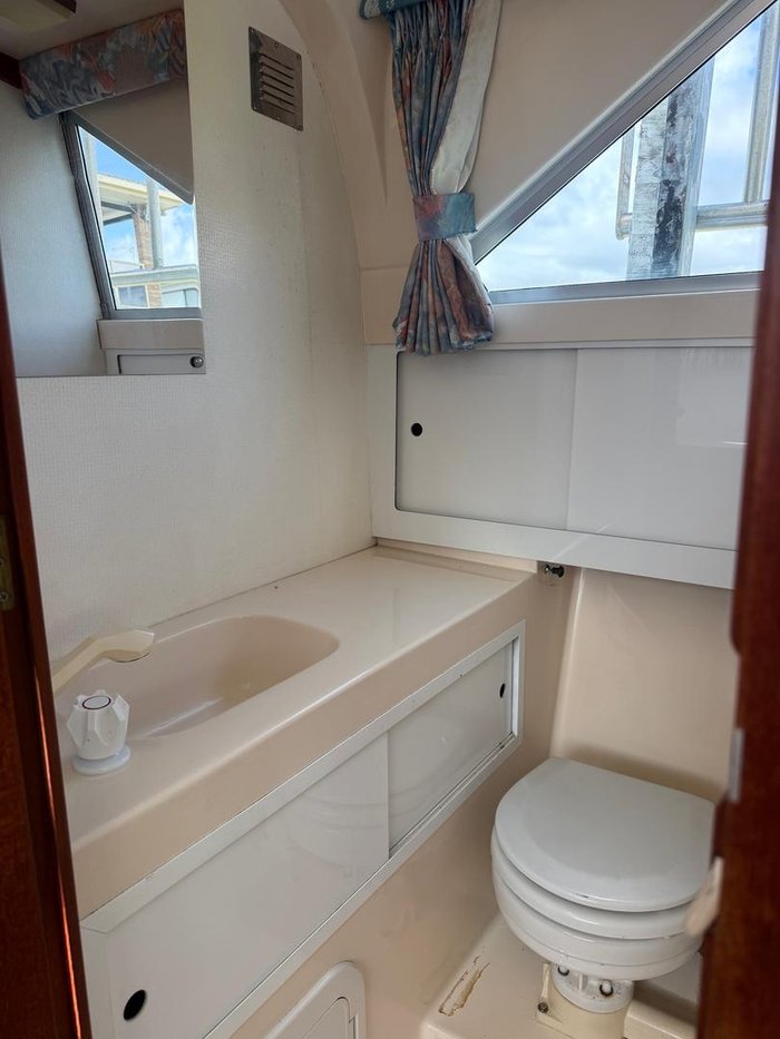 1996 Caribbean 28 FLYBRIDGE CRUISER