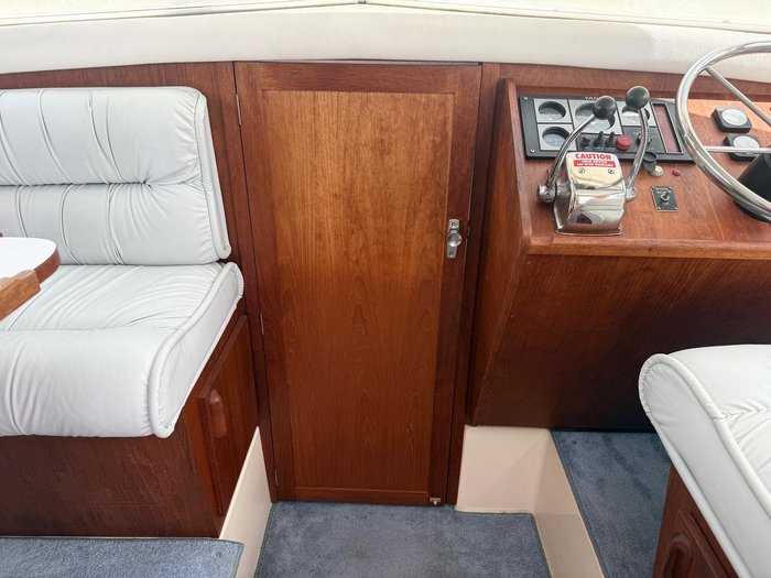 1996 Caribbean 28 FLYBRIDGE CRUISER