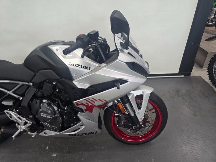 2025 Suzuki GSX-8R (GSX800FRQ) SILVER