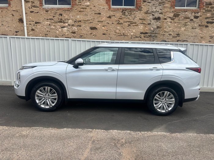 2022 Mitsubishi Outlander LS