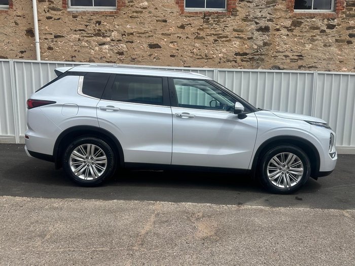 2022 Mitsubishi Outlander LS